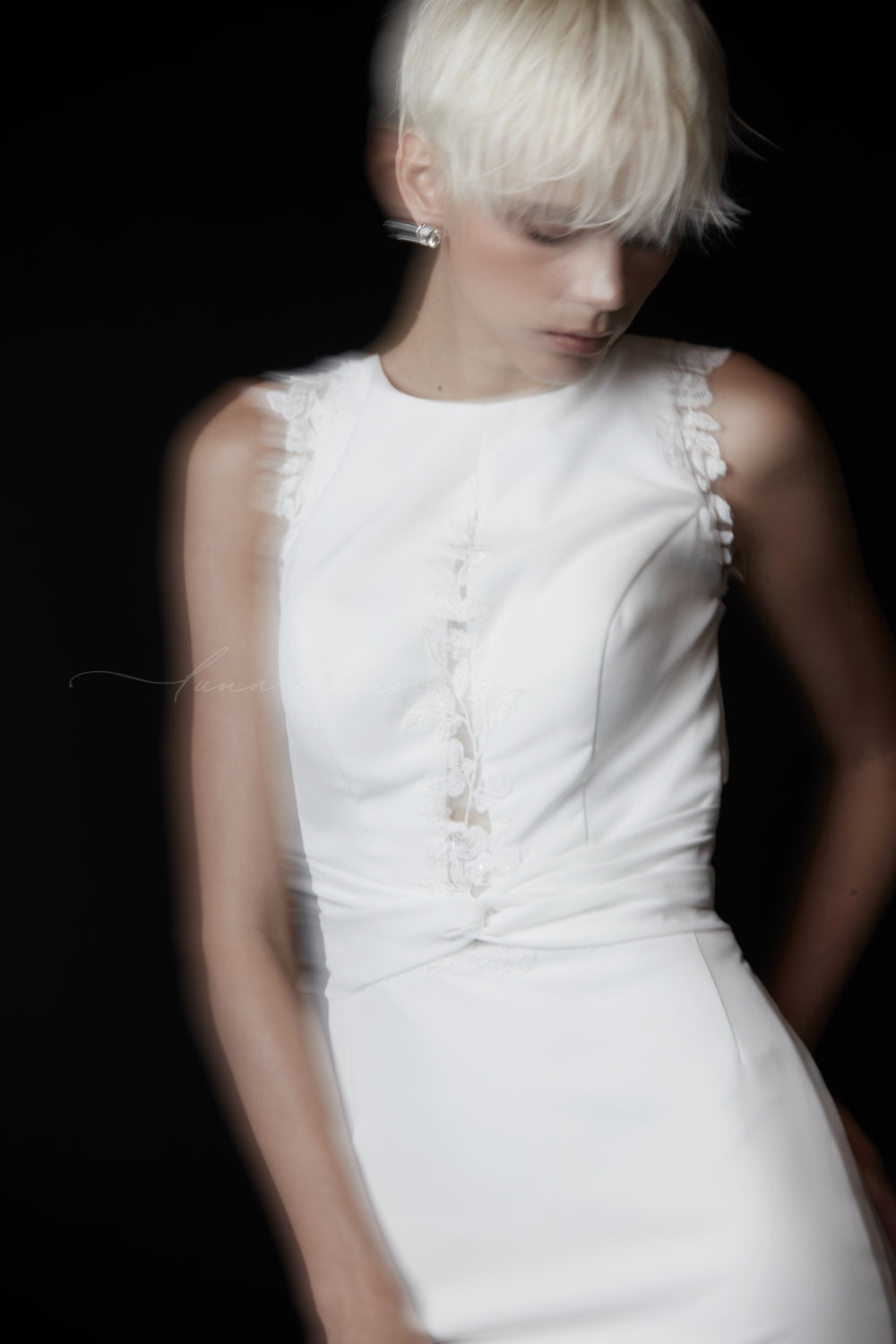 VH0002 off-the-rack wedding dress detail