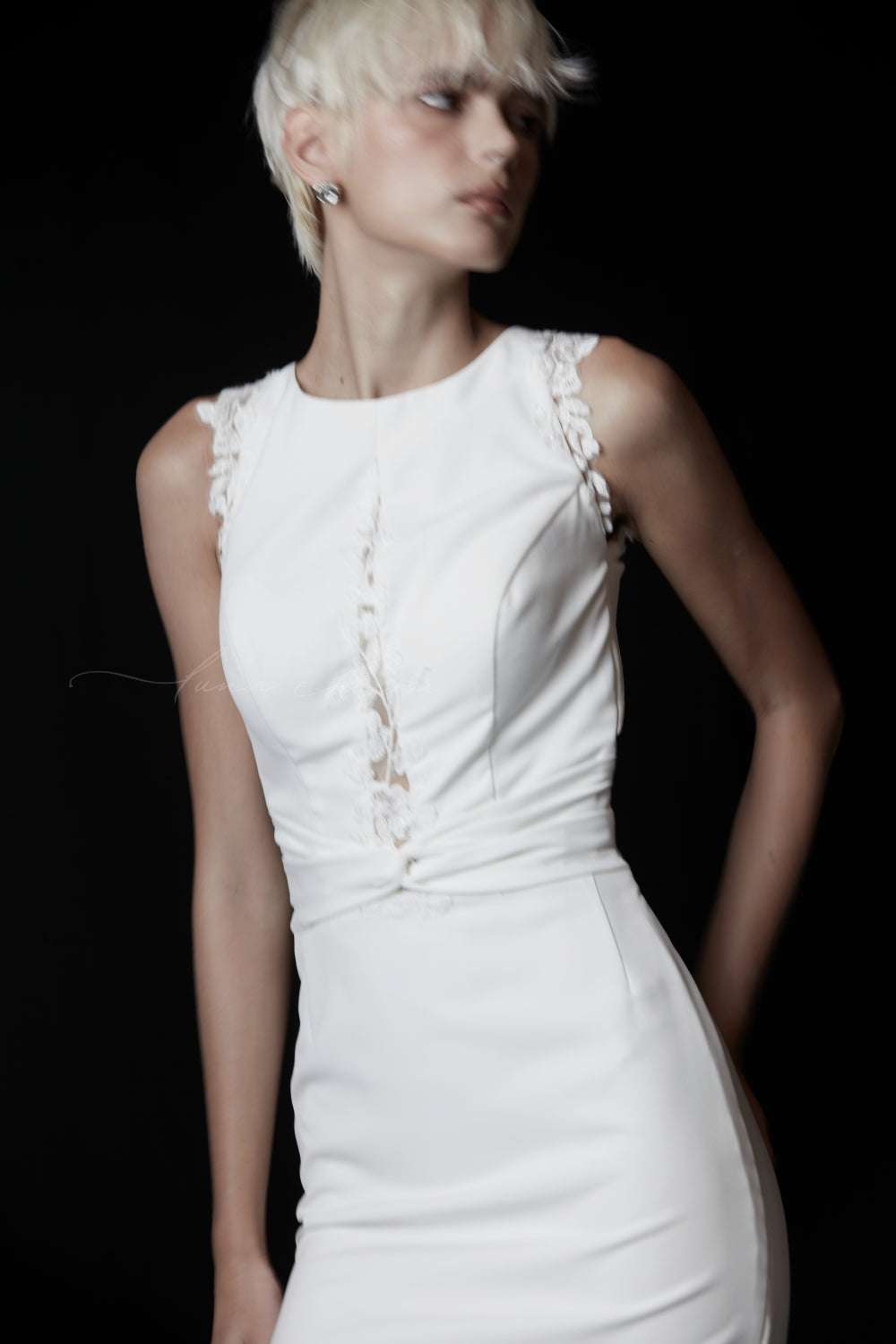 VH0002 off-the-rack wedding dress detail