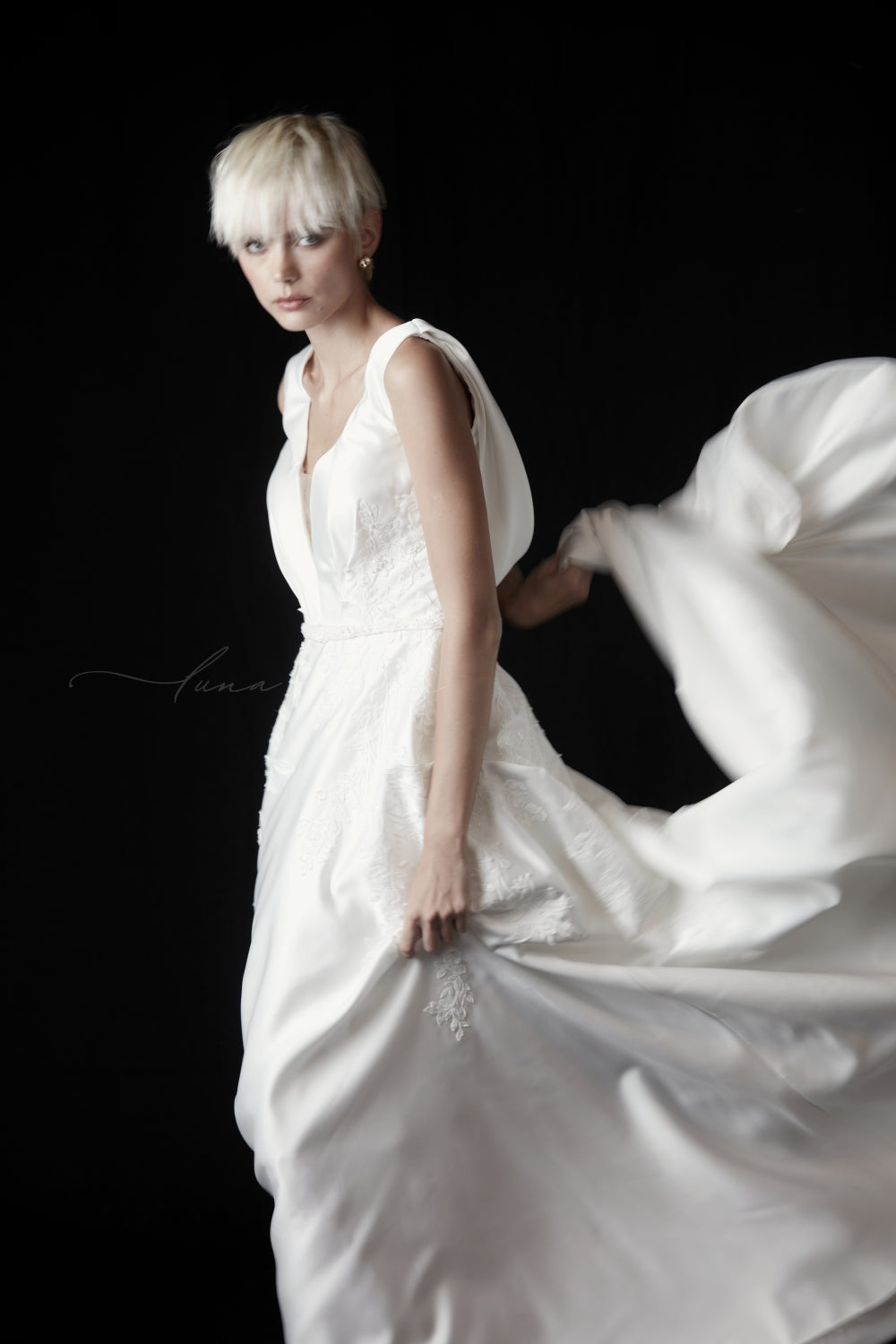 VH0005 off-the-rack wedding dress detail