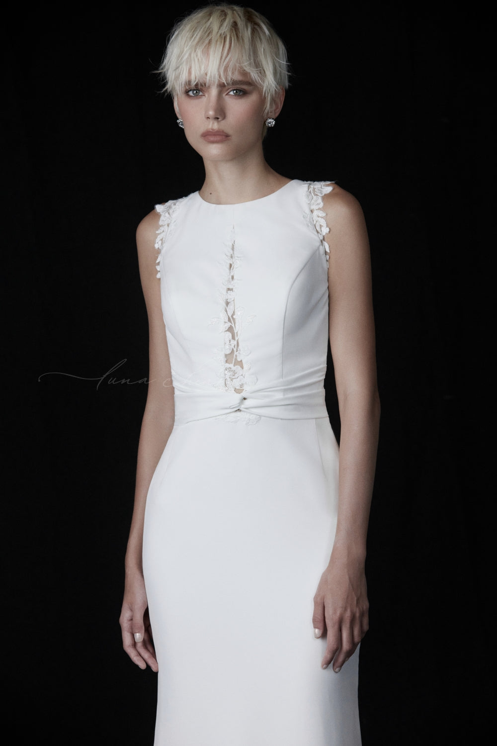 VH0002 off-the-rack wedding dress detail