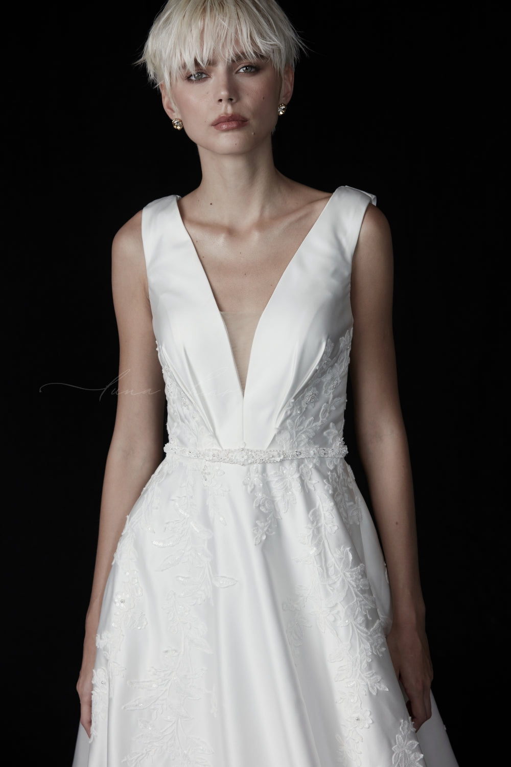 VH0005 off-the-rack wedding dress detail